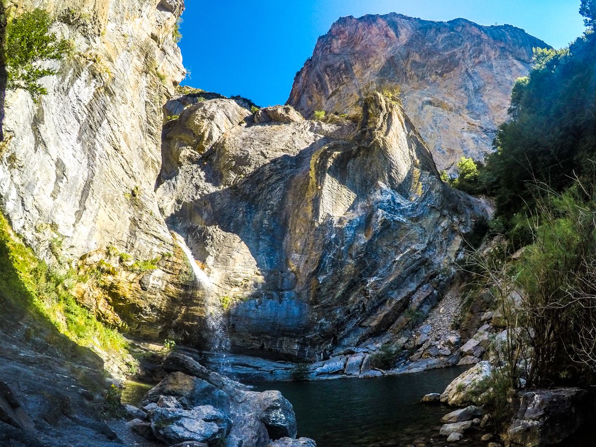 Excursion trekking senderismo salto o saldo de escarrila el cascada valle de tena pirineo niños