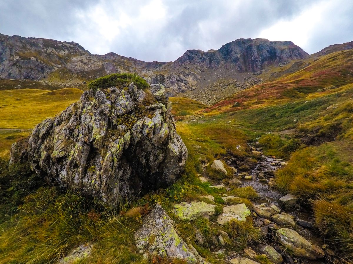 ruta ibon de espelunciecha cima norte pirineo valle de tena formigal otoño